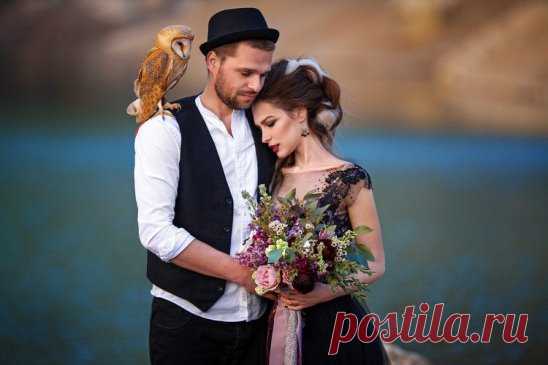 Сказка шепотом...
                                                                                                                                             Где-то в тайной стране, в зазеркалье...
Происходят чудесные вещи...
Запретили указом прощанья...
Сделав разом счастливыми женщин...
А потом запретили охоту...
Оленята чтоб мам не теряли...
Может быть не поймет это кто то...
Но указ этот там соблюдали...
Всем мужчинам еще запрещают...
Воевать, чтоб не множилось горе...
Вместо этого им осв