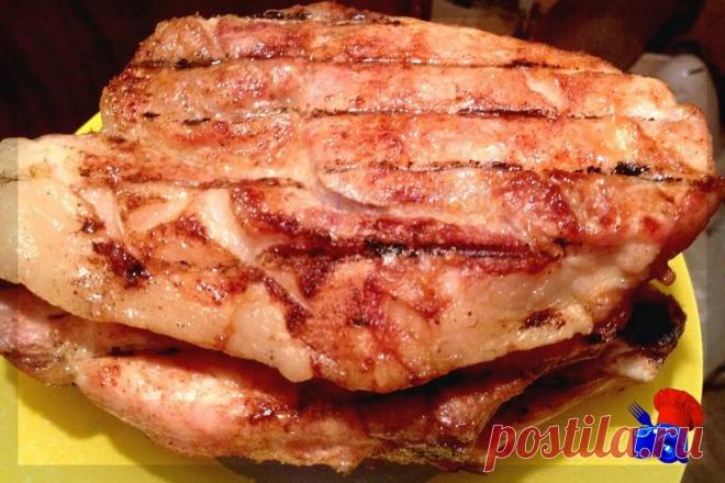 Рецепт приготовления шашлыка из свиной корейки на кости. Большие свиные котлеты на кости пожаренные на решетке над углями. Сухой маринад.