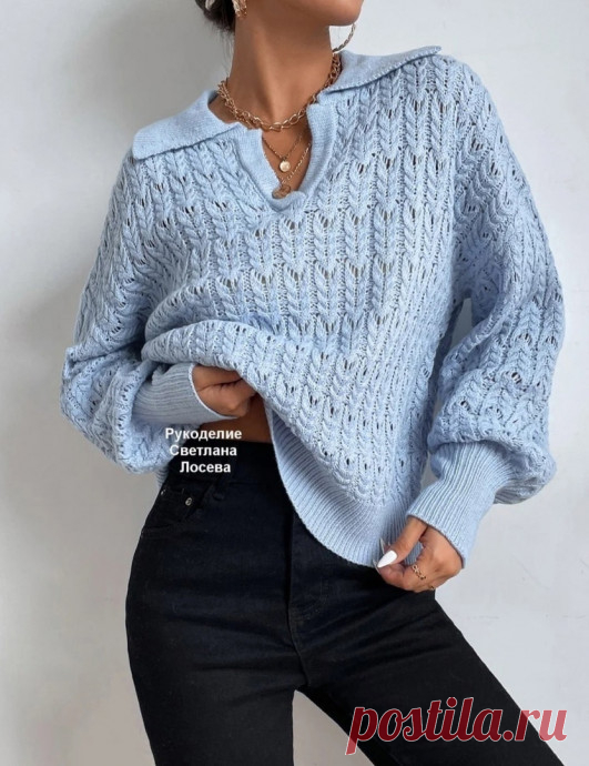 Джемпер с воротником поло Описание вязания от Светланы Лосевой.СпинкаНабрать 95(105)115 п. и вязать резинку 1х1 на высоту 10 см. В последнем изн. ряду равномерно прибавить 15 п. = 110(120)130 п.Далее вязать узорами согласно описанию по видео МК.На высоте 44(45)46 см = 108(110)112 р. от планки для формирования...