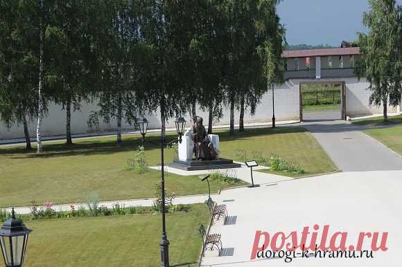 Старица. Свято-Успенский монастырь.Святейший патриарх Иов