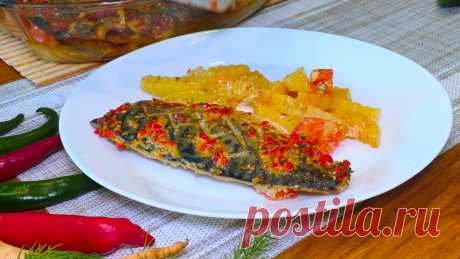 Запеченная скумбрия с овощами. Запеченная скумбрия с овощамиУ скумбри отрезаем голову, делаем это наискосок, захватывая плавники, отрезаем хвост. Теперь филируем рыбу, делаем надрез вдоль хребта со стороны спины, отрезаем первое филе, удаляем внутренности. Укладываем рыбку хребтом вниз и срезаем второе филе. Теперь делаем неглубокие надрезы на коже крест накрест. Филе скумбрии солим и перчим по вкусу, переворачиваем рыбку, снова солим и перчим, отставляем пока скумбрию в сторону. Приготовим…