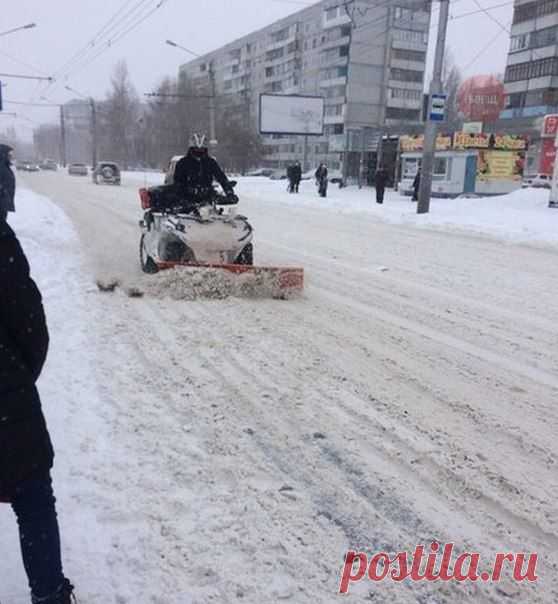 Жители Омска так и не дождавшись ни одной снегоуборочной машины со вчерашнего дня, сами убирают городские улицы. / Взлом логики