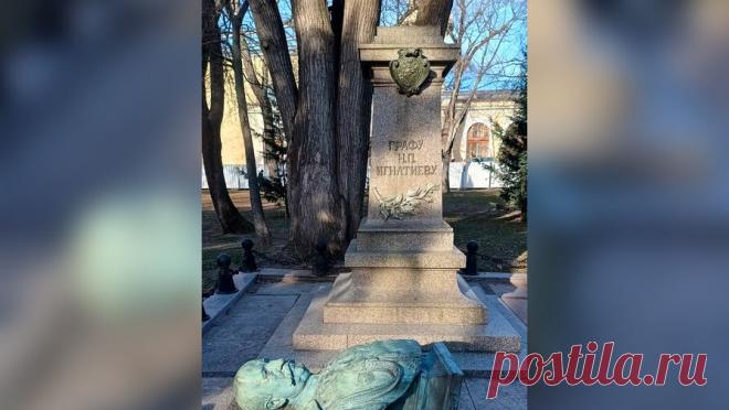 Болгарские вандалы опрокинули бюст русского дипломата графа Игнатьева. Неизвестные вандалы в Варне в Болгарии свалили с постамента бюст графа Игнатьева. Об этом сообщает Болгарское национальное телевидение (БНТ). Городские власти сообщили, что памятник уберут на время реставрации, после чего вернут на место. ...