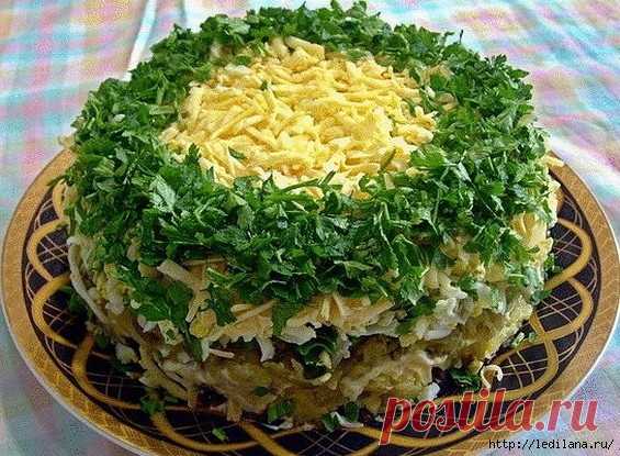 Слоеный салат с жареными грибами, яйцами и сыром