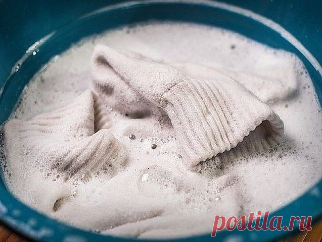Сделала недавно по совету свекрови отбеливатель. Хочу поделиться с вами секретом, потому что это нечто. 

Такой эффект не получала ни от одного дорогого средства. Все пятна ушли, а цвет стал просто невероятный, как будто вещь с магазина. 

Приготовление просто примитивное, да и ингредиенты тоже. 

Кухонные полотенца и подобные вещи, где преобладают жирные пятна, отстирает горчица. 2 ст.л. горчичного порошка развести в литре горячей воды и дать настояться. Процедить, развес...