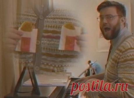 Нью-йоркская студия Jingle Punks разработала сайт вымышленного персонажа с двумя балладами в стиле 90-х годов о любви к «макзавтраку». В своих песнях герой благодарит McDonald's за возможность заказать завтрак в любое время суток