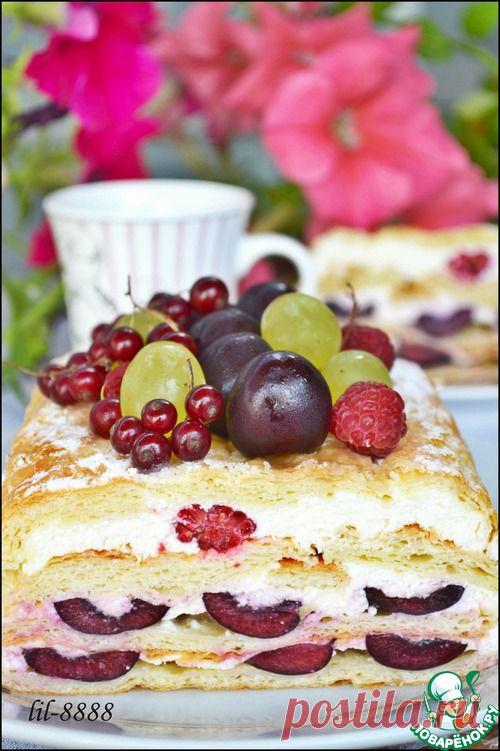 Торт из слоеного теста с творожным кремом и ягодами - кулинарный рецепт