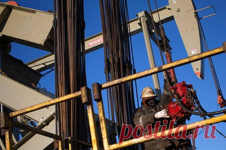 Игорь Сечин назвал бенефициаров мирового энергокризиса. Отчетность американских нефтяных мейджоров за прошлый год свидетельствует, что в результате разумного отказа от ускоренного энергоперехода, сосредоточившись на добыче традиционных углеводородов, они стали лидерами по капитализации. Об этом заявил глава «Роснефти» Игорь Сечин.