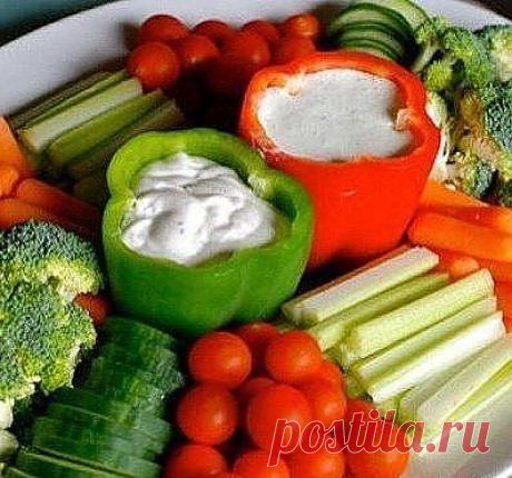 При сервировке стола - очищенный болгарский перец можно использовать в качестве соусника.