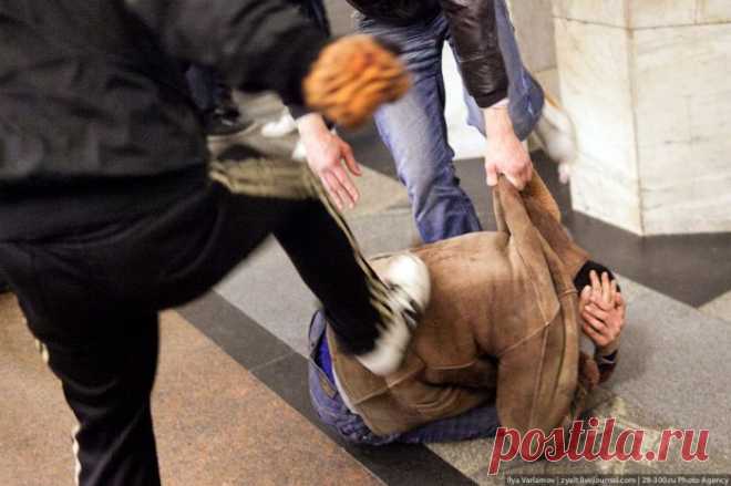 В МИНСКЕ ПАРНЯ ЗАСТАВИЛИ СНЯТЬ И РАСТОПТАТЬ МАЙКУ С ПУТИНЫМ (фото) http://minskblog-minskblog.blogspot.ru/2015/06/blog-post_25.html