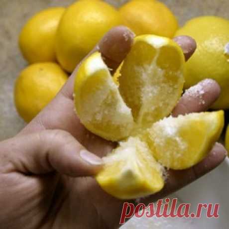 Разрежьте 1 лимон на 4 части, посыпьте солью и положите на кухне! Этот трюк изменит вашу жизнь навсегда! - МирТесен
