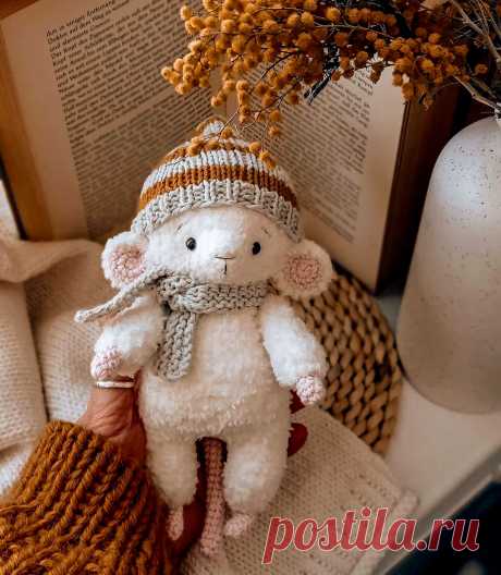 PDF Мышонок крючком. FREE crochet pattern; Аmigurumi toy patterns. Амигуруми схемы и описания на русском. Вязаные игрушки и поделки своими руками #amimore - мышь в шапочке, мышка из плюшевой пряжи, плюшевый мышонок, крыса.