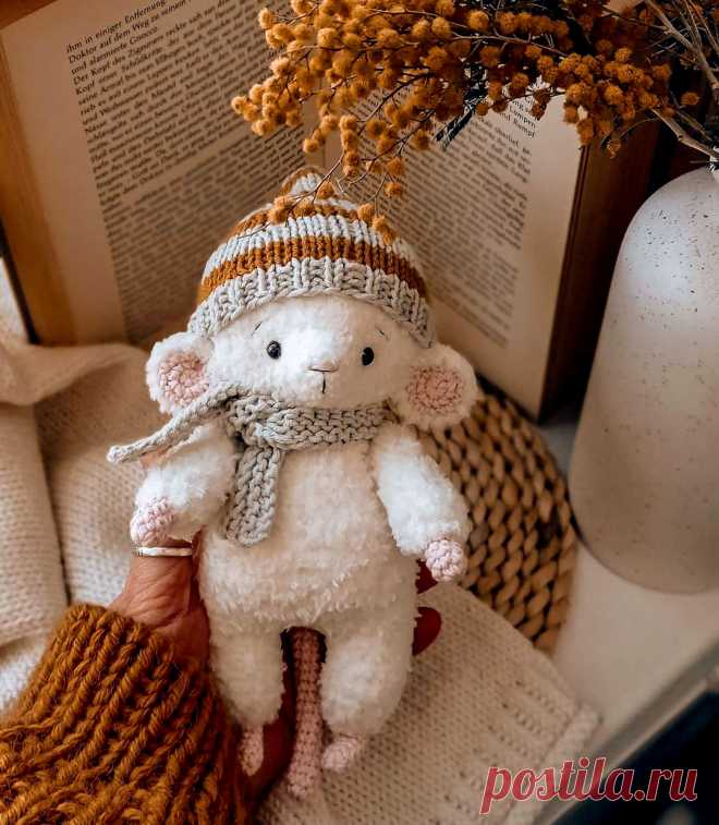PDF Мышонок крючком. FREE crochet pattern; Аmigurumi toy patterns. Амигуруми схемы и описания на русском. Вязаные игрушки и поделки своими руками #amimore - мышь в шапочке, мышка из плюшевой пряжи, плюшевый мышонок, крыса.