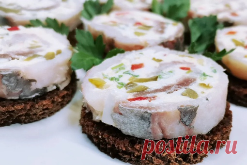 Филе сельди отбиваю молотком и готовлю праздничную закуску (красивые селедочные рулеты)  

Подать селедку на праздничный стол можно вот таким оригинальным образом. Если ее отбить молотком и нафаршировать филе разноцветной начинкой, то всеми любимая закуска 