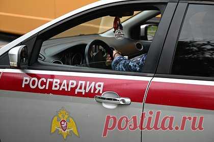 Ранее судимый россиянин разбил кувалдой дверь прокуратуры и был задержан. В Хабаровске росгвардейцы задержали ранее судимого 35-летнего местного жителя, который разбил кувалдой стеклопакет в двери прокуратуры. Мужчина попытался скрыться с места преступления, однако благодаря камерам видеонаблюдения его быстро обнаружили. Нарушитель находился на центральной городской площади.