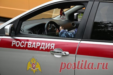 Ранее судимый россиянин разбил кувалдой дверь прокуратуры и был задержан. В Хабаровске росгвардейцы задержали ранее судимого 35-летнего местного жителя, который разбил кувалдой стеклопакет в двери прокуратуры. Мужчина попытался скрыться с места преступления, однако благодаря камерам видеонаблюдения его быстро обнаружили. Нарушитель находился на центральной городской площади.