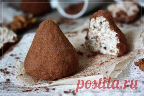 Творожные трюфели

на 100 грамм - 230 ккал: Белки - 15 Жиры - 9Углеводы - 25

Ингредиенты:

• Творог обезжиренный - 5 ст. л
• Овсяные хлопья - 2 ст. л (мелкие)
• Грецкие орехи - 2 ст. л
• Изюм - 2 ст.л
• Какао - 3 ст. л
• Подсластитель - по вкусу

Приготовление:

Положить овсянку, изюм(предварительно запаренный и подсушенный) и орехи в блендер. Измельчить в крошку. Добавить творог и тщательно перемешать. Сформировать в любой произвольной форме и обвалять в какао порошке.

Приятного аппетита!