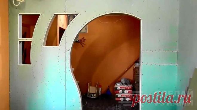 Как сделать красивую перегородку с аркой из гипсокартона Гипсокартон является универсальным стройматериалом, и поэтому широко востребован при ремонтных работах.Его часто используют для внутренней отделки