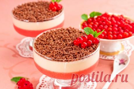 Десерт с красной смородиной и сливками Восхитительно вкусный десерт приготовим дома к празднику - желе с легкой кислинкой в сочетании с нежным сливочным суфле. При использовании сладкой ягоды добавьте несколько капель лаймового или лимонного сока. 