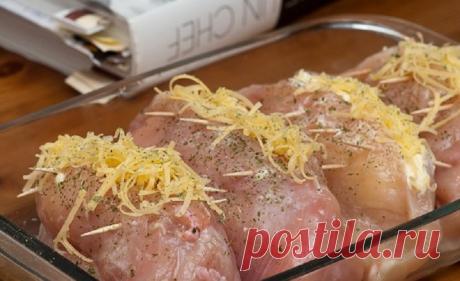 Ароматная и сочная куриная грудка с весьма необычным, но в то же время простым наполнением! Изумительная, очень сочная куриная грудка, фаршированная абрикосами или персиками, со сметанно-сырным соусом никого не оставит равнодушным. Ваши близкие будут очарованы данным блюд