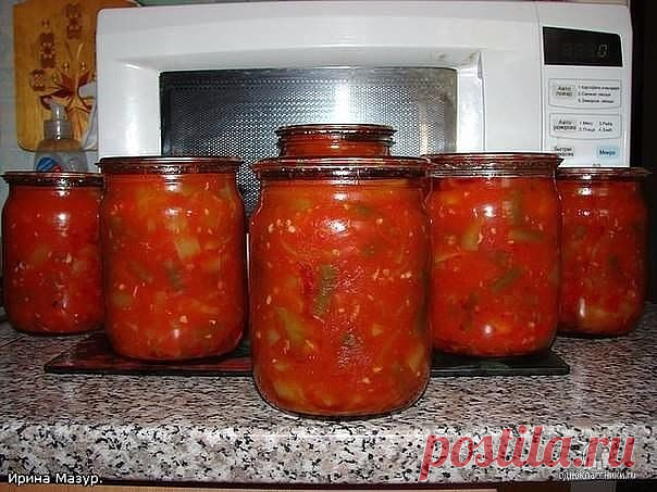 ЛОБИО ИЗ СТРУЧКОВОЙ ФАСОЛИ СО СЛАДКИМ ПЕРЦЕМ.

3кг помидор-через мясорубку, добавить 100 г соли,250г раститительного масла. 200г сахара, 100г 9%уксуса, 4гол.-чеснока давленного
Варим 20 мин.
Фасоль стручковая-2,5кг, перец сладкий-2,5кг нарезать не большими кусочками и добавить в томат.
Варим ещё 30 мин.
Уложить в стерилизов.банки и закатать.(на эту порцию надо 5 литровых банок).