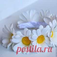 Мастер-класс по созданию ромашки из фоамирана. 2. Сохраните и распечатайте шаблон на бумаге или картоне размера А4. 3. На фоамиране аквамаринового цвета обводим шпажкой или зубочисткой шаблон № 1 — 18 шт. (лепесток ромашки) и шаблон № 2 — 1 шт. (чашелистик). Для изготовления серединки ромашки необходимо вырезать из желтого фоамирана полоску шириной 1 см и длиной 35 см. 4.