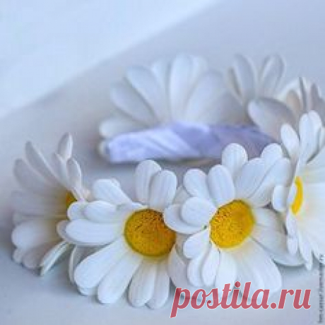 Мастер-класс по созданию ромашки из фоамирана. 2. Сохраните и распечатайте шаблон на бумаге или картоне размера А4. 3. На фоамиране аквамаринового цвета обводим шпажкой или зубочисткой шаблон № 1 — 18 шт. (лепесток ромашки) и шаблон № 2 — 1 шт. (чашелистик). Для изготовления серединки ромашки необходимо вырезать из желтого фоамирана полоску шириной 1 см и длиной 35 см. 4.