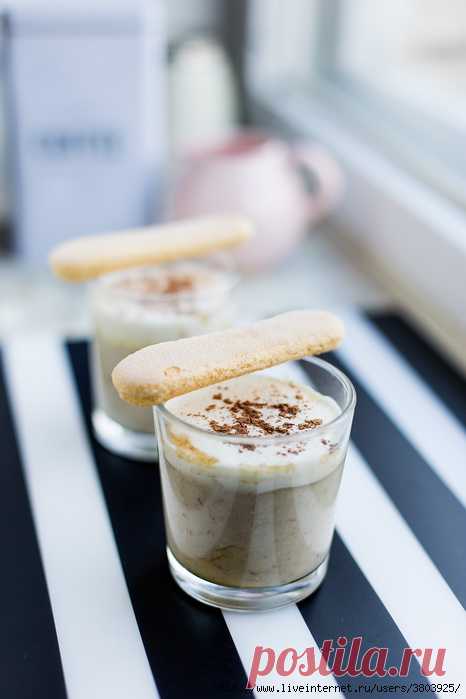 Овсяная каша «Тирамису» — Tiramisù Porridge - не просто каша, это настоящий десерт, при этом очень — очень вкусный!!!.
 Ингредиенты
Кофейный сироп:
40 мл кофе эспрессо
40 г сахара
40 мл ликера Амаретто
0,5 ч.л. ванильного экстракта
+ 120 мл сливок 33%
20 г белого шоколада
Немного какао
500 мл воды
40 г овсяных хлопьев
Щепотка соли
Сахар по вкусу
