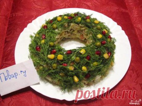 Салат &quot;Оливье нарядный&quot; 
https://povar.ru/recipes/salat_olive_naryadnyi-6389.html

Салат &quot;Оливье нарядный&quot; - кулинарный рецепт на Повар.ру
Традиционный салат в новом исполнении.