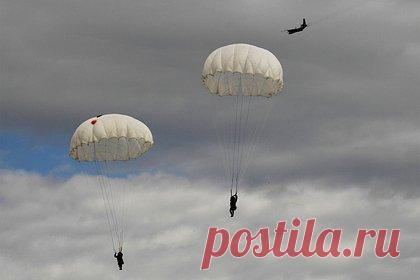 Очевидец описал момент падения сбитого над ДНР самолета. После того, как над Енакиево в Донецкой народной республике (ДНР), сбили самолет, из него катапультировались два летчика. Об этом в беседе с «Лентой.ру» сообщил очевидец, наблюдавший за падением судна. О сбитом над Енакиево самолете стало известно днем в пятницу, 3 марта.