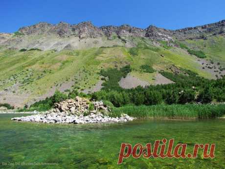 Նեմրութ հրաբուխի խառնարանային լիճը:
Բզնունիք գավառ, Տուրուբերան, Մեծ Հայք։
Кратерное озеро вулкана Немрут.
Бзнуникская губерния, Туруберан, Великая Армения.