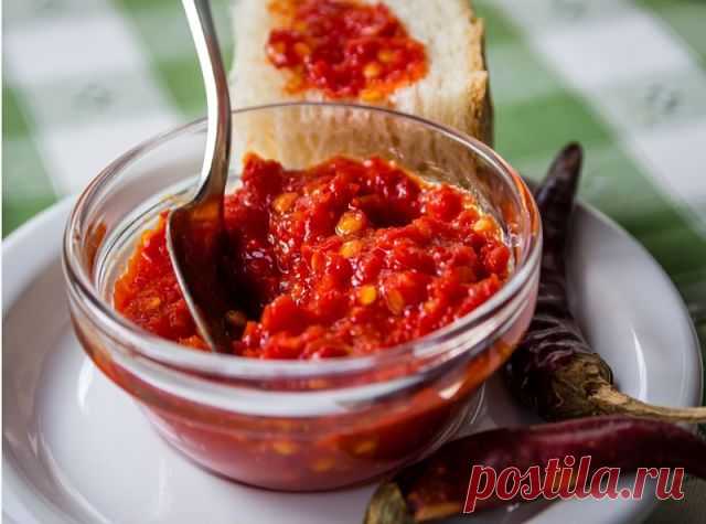 Острая Аджика «Термоядерная»

Очень вкусна с  мясом, холодцом, рыбой,Борщом. Рецепт простой, без заморочек! Приготовят даже новички в этом деле! Понравился рецепт тем, что он без уксуса и хранится без холодильника такая Аджика. 
Вкус просто великолепный, который никого не оставит равнодушным!
Невероятно ароматная и остренькая. К мясу, да под водочку превосходно