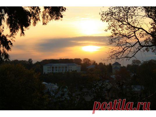 В землях Волоцкого княжества
Добро пожаловать в древний и прекрасный Волоколамск.  На холме, господствующем над окружающей местностью, был сооружён земляной кремль - городище, а затем каменная крепость. 
Этот день проведенный с семьей только сближает всех членов любой семьи.