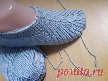 Для вязания тапочек:
спицы № 2, 75; пряжа на 100 г./240 м. (90% акрил/10% бамбук)
размер тапочек 37
На спицы набрать 10 петель.
1 ряд: кром., изн., лиц., 4 изн., лиц., 2 изн.
2 ряд: кром., лиц., изн., прибавка (накинуть петлю, как это сделать, ниже покажу в видео!), 4 лиц., прибавка, изн., лиц., кром.
3 ряд: кром., изн., лиц., 6 изн. , лиц., 2 изн.
4 ряд: кром., лиц., изн., лиц., прибавка, 4 лиц., прибавка, лиц., изн., лиц., кр.
5 ряд: кром., изн., лиц., изн., лиц., 4 изн....