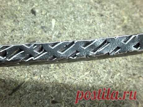 Горячая ковка .Фактура на прокованном квадрате
Hot forging .Textur auf einem gestanzten metallischen Stab - YouTube