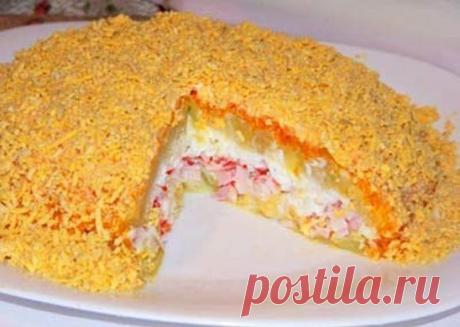 Крабовый слоеный салат
Ингредиенты:
- упаковка крабовых палочек (200 г)
- 5 картофелин
- 4 морковки
- 5 яиц
- майонез
Приготовление:
1. Картофель и морковь отварите в мундире, остудите, очистите и натрите на мелкой терке.
2. У яиц отделите белок от желтка и мелко натрите белок.
3. Крабовые палочки мелко нарежьте.
Теперь выложите слои салата, промазывая каждый слой майонезом, в следующей последовательности:
1-й слой - половина картофеля
2-й слой - крабовые палочки
3-й слой - тёртые яичные б