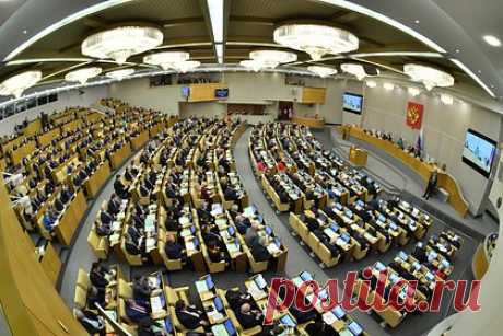 Госдума поддержала в первом чтении законопроект о запрете пропаганды ЛГБТ. Депутаты Государственной Думы приняли в первом чтении законопроект о запрете пропаганды нетрадиционных сексуальных отношений в России. Кроме того, в документе прописан запрет призывов к смене пола среди подростков в интернете, СМИ, книгах, аудиовизуальных сервисах, кино и рекламе.
