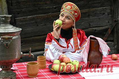 Яблочный Спас в 2025 году: суть, история и традиции праздника, что можно и нельзя делать. Август — время сбора нового урожая. Традиции отражены и в христианской культуре: именно в августе отмечаются три церковных праздника, которые в то же время тесно связаны с аграрным календарем — Медовый, Яблочный и Ореховый Спасы. О самом популярном из них — Яблочном Спасе — рассказывает «Лента.ру».