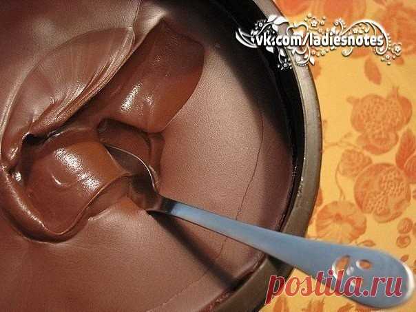 Нутелла домашняя
 
Очень вкусно и полезно!  
 
Ингредиенты:  
Яйца - 2 шт,  
Сахар - 3 стакана,  
Какао - 2 столовые ложки,  
Мука - 4 столовые ложки,  
Ванилин - щепотку или ванильный сахар  
Фундук - 1 стакан  
Масло сливочное - 1 чайная ложка,  
Молоко - 2 стакана.  
 
Приготовление:  
Яйца хорошо растереть с сахаром, добавить муку, какао, тертые орехи и сливочное масло и ванилин, смесь тщательно перемешать. После добавить молоко и опять тщательно перемешать. Всю получе...