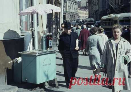 Приглашаем вас на фотоэкскурсию по Москве 1961 года. Время, когда пешеходов было больше, чем автомобилей, в объектив не лезла наружная реклама, а мужчины носили шляпы