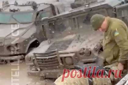 Западная техника ВСУ застряла в грязи и попала на видео. Западная техника ВСУ застряла в грязи и попала на видео. На размещенном в сети ролике военные пытаются откопать машины из трясины лопатами. Источник не уточняет, где именно снято видео. Ранее военкор RT сообщал, что из-за распутицы украинская колесная техника оказалась практически обездвижена.