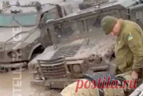 Западная техника ВСУ застряла в грязи и попала на видео. Западная техника ВСУ застряла в грязи и попала на видео. На размещенном в сети ролике военные пытаются откопать машины из трясины лопатами. Источник не уточняет, где именно снято видео. Ранее военкор RT сообщал, что из-за распутицы украинская колесная техника оказалась практически обездвижена.