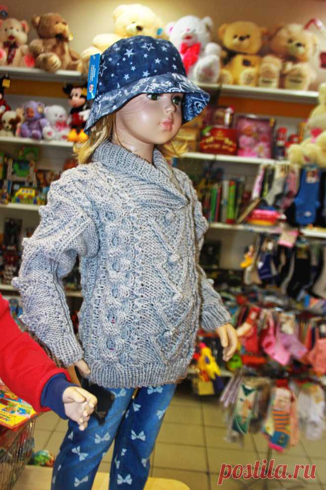 Такой джемпер вы не встретите в магазине.
Джемпер связан для ребенка на рост 104-112 см в стиле аранского вязания. Рельефные косы и сложные переплетения невольно приковывают взгляд.. Рельефные рисунки идут спереди, по спинке и рукавам модели. Яркая, индивидуальная разработка модели, надеюсь, приведет в восторг немало ценителей прекрасного. 
Узоры из широких рельефных кос  вяжутся нелегко, и достаточно долго. Зато результат - непревзойденная красота изделия. Магазин: rikki71.livemaster.ru