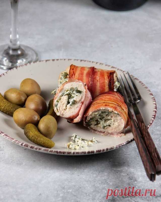 ​Куриные рулетики со сливочным сыром, маринованным огурчиком и зеленью в беконе Ингредиенты:Куриное филе — 2 шт.Сливочный сыр — 200 гМаринованные огурцы — 2–3 шт.Зелень петрушки — 2-3 веточкиБекон сырокопченый в ломтиках — 6 шт.Приготовление:1. Куриное филе вымыть, обсушить, положить на доску и с помощью острого ножа разрезать каждый...