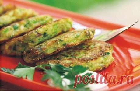 Оладьи из кабачков с сыром: вкусно и полезно, очень люблю готовить их на ужин! 
На 100г 50 кКал
Ингредиенты: 
1 средний кабачок
1 яйцо
50 гр. натертого сыра
зубок чеснока
1 ст. л. муки
соль, перец
Приготовление: 
1. Кабачок очистить от кожицы и натереть на крупную терку, вбить яйцо, хорошо перемешать.
2. Добавить к кабачку натертый сыр и измельченный зубчик чеснока, посолить и поперчить по вкусу, всыпать муку, перемешать.
3. Жарить оладьи на растительном масле до румяной к...