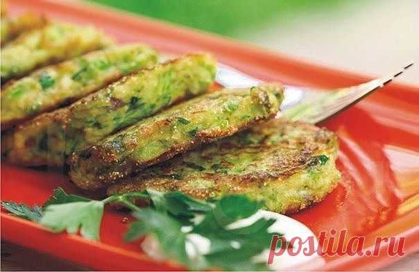 Оладьи из кабачков с сыром: вкусно и полезно, очень люблю готовить их на ужин! 
На 100г 50 кКал
Ингредиенты: 
1 средний кабачок
1 яйцо
50 гр. натертого сыра
зубок чеснока
1 ст. л. муки
соль, перец
Приготовление: 
1. Кабачок очистить от кожицы и натереть на крупную терку, вбить яйцо, хорошо перемешать.
2. Добавить к кабачку натертый сыр и измельченный зубчик чеснока, посолить и поперчить по вкусу, всыпать муку, перемешать.
3. Жарить оладьи на растительном масле до румяной к...