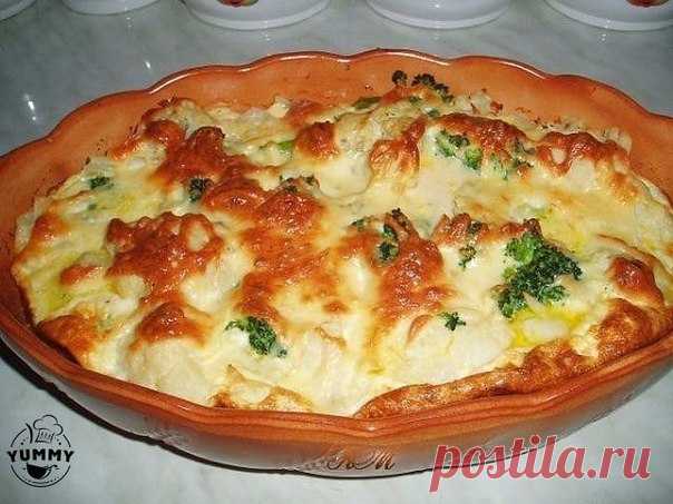 СУПЕР ВКУСНЯТИНА ИЗ КАБАЧКА ЗА 5 МИНУТ 

ИНГРЕДИЕНТЫ:

- Кабачок — 1 шт.
- Фарш — 300 г
- Помидоры среднего размера — 3–4 шт.
- Репчатый лук — 1 шт.
- Яйца куриные — 2 шт.
- Сметана — 100 г
- Сыр — 100 г
- Томатная паста — 2 ст. л.
- Соль, перец черный молотый по вкусу
- Масло растительное

ПРИГОТОВЛЕНИЕ:

1. Любой мясной фарш (я использовала свиной) обжариваем в растительном масле на медленном огне. Солим, перчим по вкусу.
2. Репчатый лук измельчаем. Добавляем в сковороду...
