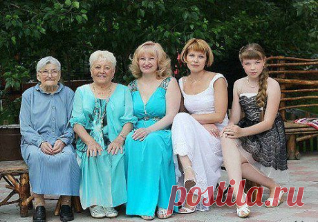 Изумительное ! Прапрабабушка, прабабушка, бабушка, мама, дочь. Сейчас такое нечасто встретишь