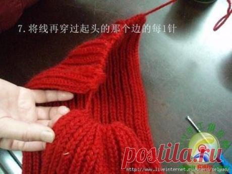 Очень простая шапочка спицами. Основа- шарф, связанный английской резинкой длиной, равной окружности головы. Его собирают на нитку, немного сшивают по краю( смотрим фото) .Затем по краю набирают петли и довязывают макушку.Всё, шапочка готова.
#спицы #вязаная_шапка