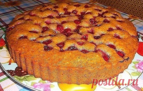 Продукты для этого пирога, найдутся в каждом доме.
Просто и вкусно! 

Простой фруктовый пирог

Ингредиенты:
— 1 стакан муки
— 1 стакан кефира
— 2 яйца
— 0.5 ч. ложка соли
— 1 ч. ложка соды
Начинка:
вишня, абрикос или несладкая начинка регулируя соль.
Приготовление:
В кефир добавляем соду и оставляем минут на 5. Затем добавляем остальные ингредиенты и хорошо перемешиваем.
Выливаем половину теста в форму, смазанную маслом и посыпанную мукой.
Начинку выкладываем на неё вторую...